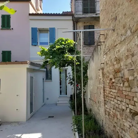 Casacciuga, Luminosa E Casa Con Giardino בית נופש